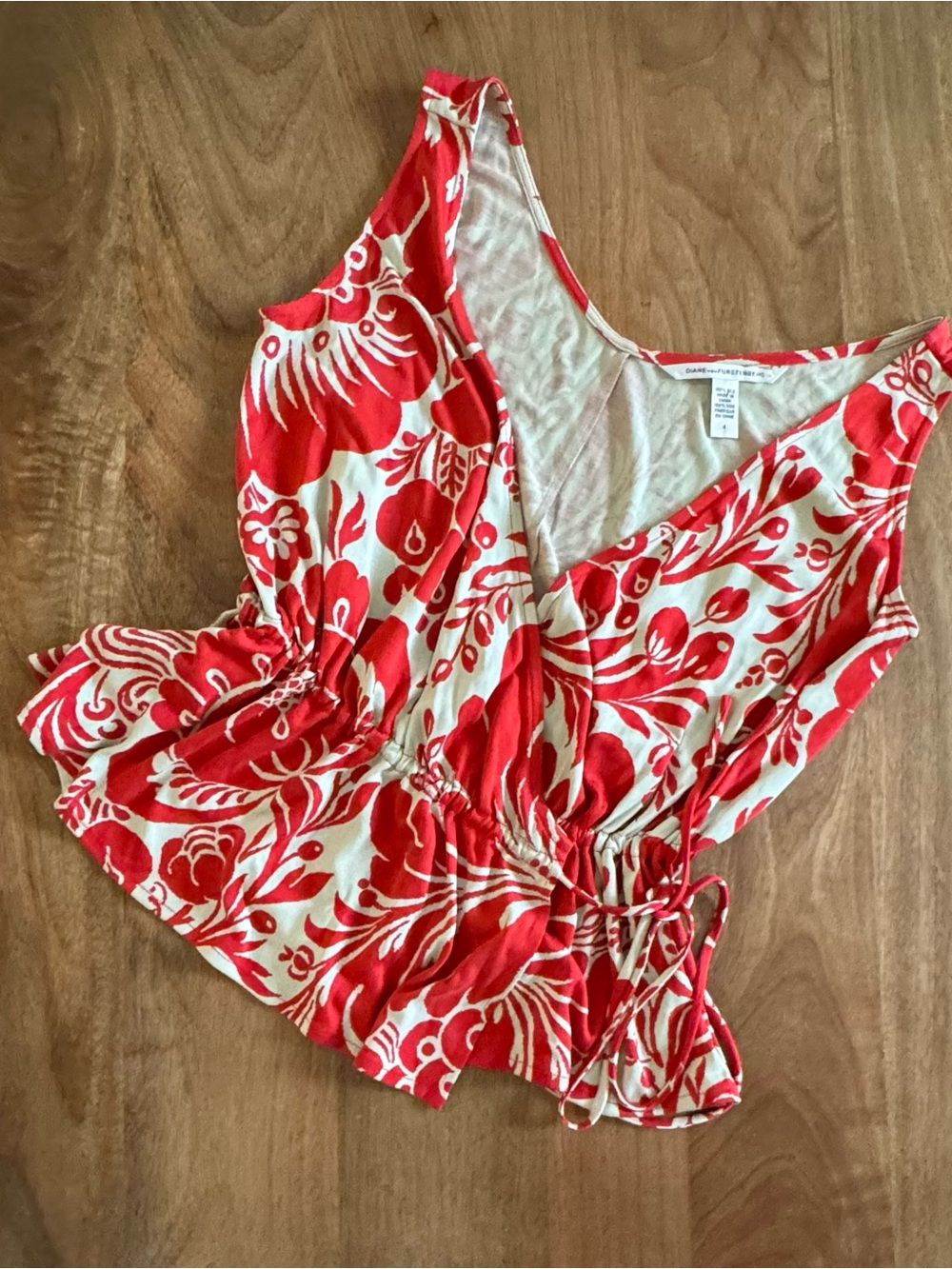 Diane von Furstenberg DVF Red Floral 100% Silk Wrap Top Size 4